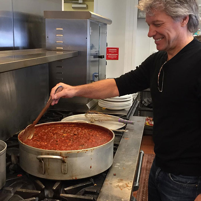 , Bon Jovi otvoril 2 reštaurácie, ktoré ponúkajú ľuďom v núdzi jedlo zadarmo
