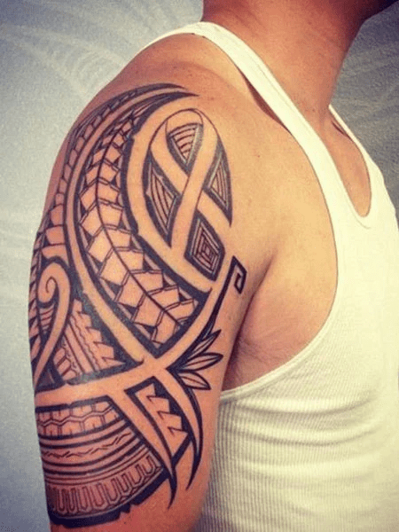 Tribal tetovanie na rameno