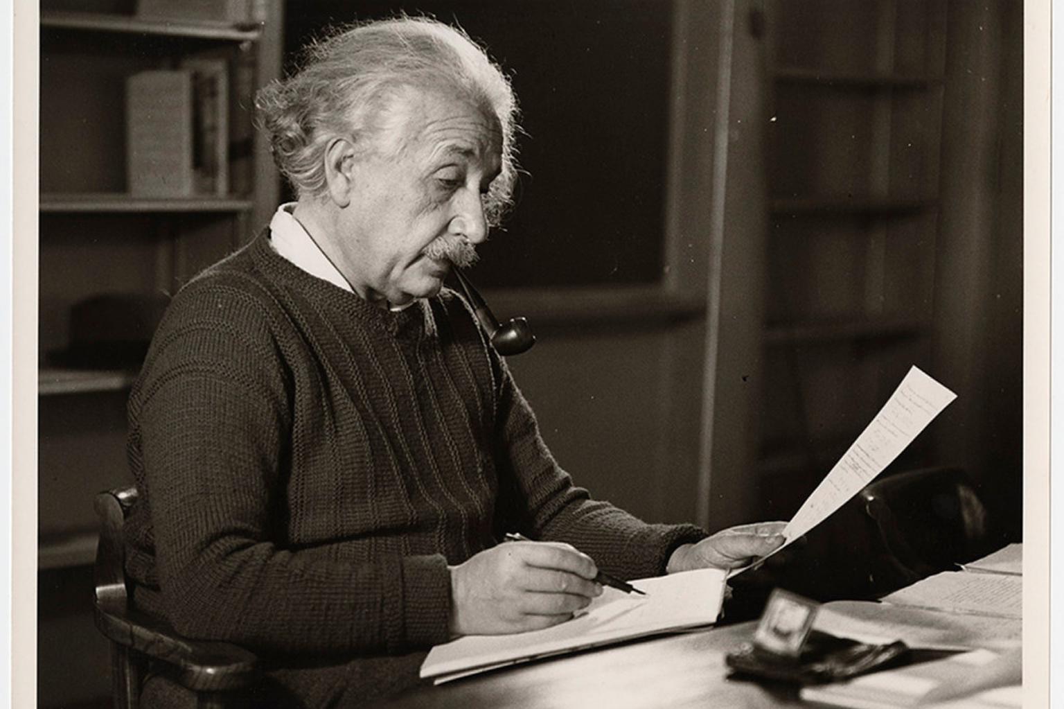 Albert Einstein pri práci